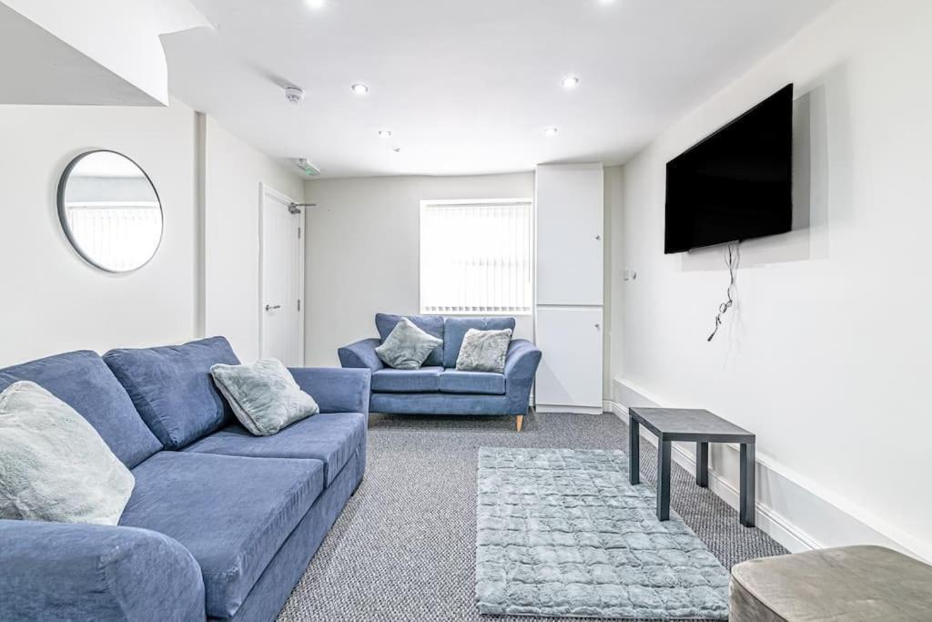 Luxury 5 Bedroom Holiday Home Within Prescot Exterior photo