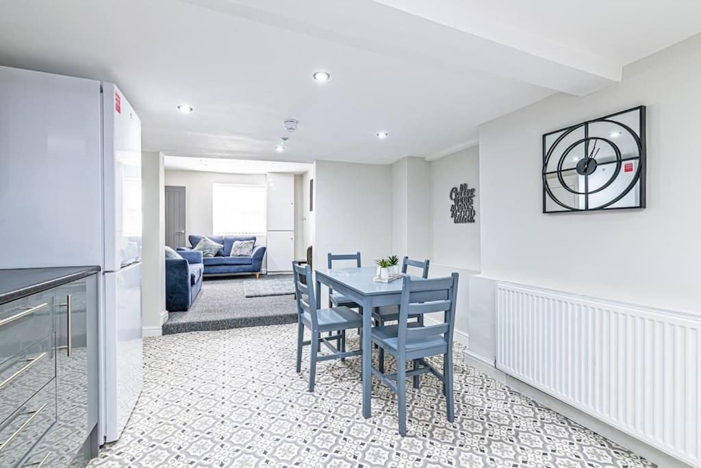 Luxury 5 Bedroom Holiday Home Within Prescot Exterior photo