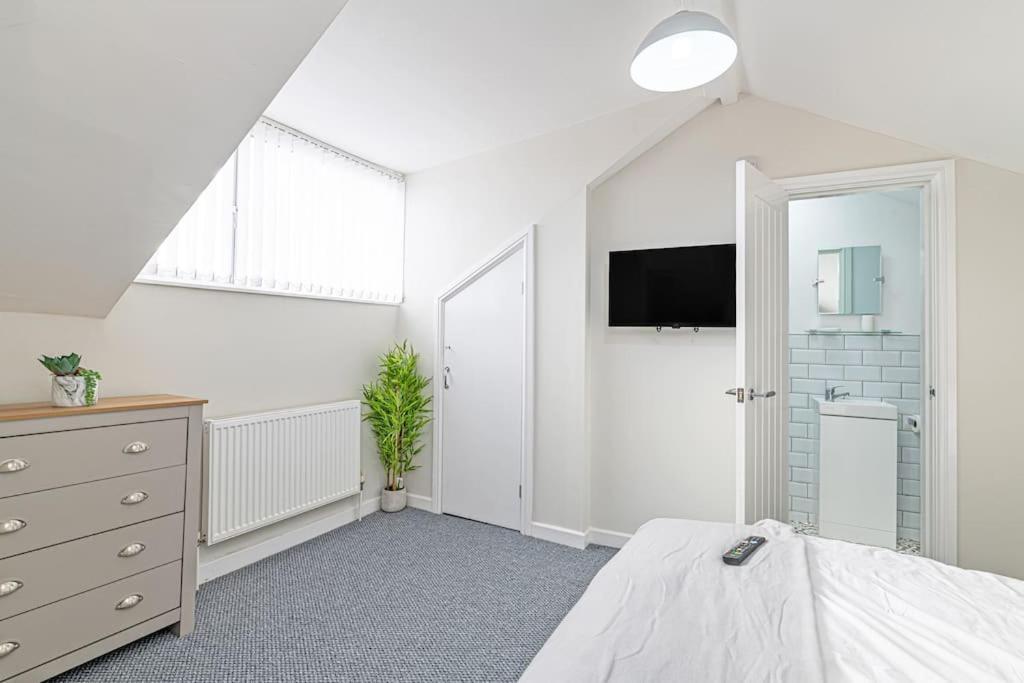 Luxury 5 Bedroom Holiday Home Within Prescot Exterior photo