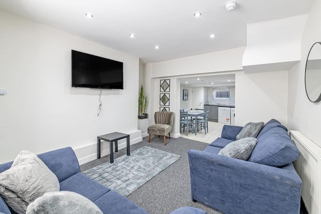 Luxury 5 Bedroom Holiday Home Within Prescot Exterior photo