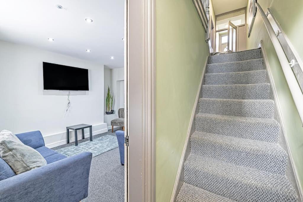 Luxury 5 Bedroom Holiday Home Within Prescot Exterior photo
