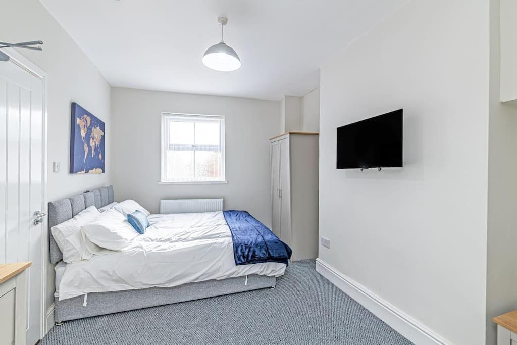 Luxury 5 Bedroom Holiday Home Within Prescot Exterior photo