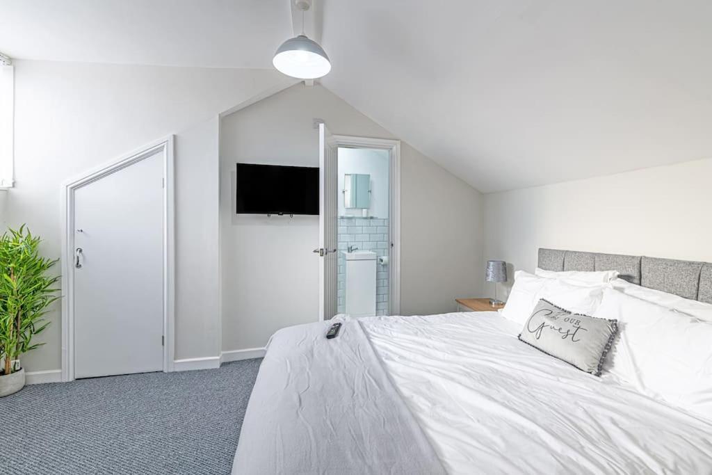 Luxury 5 Bedroom Holiday Home Within Prescot Exterior photo